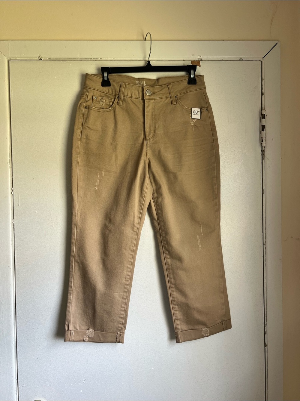 Time & Tru Women Relaxed Tan Capri Size 8 Distressed Mid Rise Rolled Hem NWT